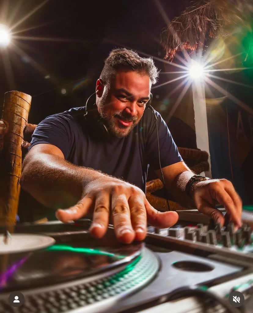 VJ Flavio Flarys mixando diante do toca-discos